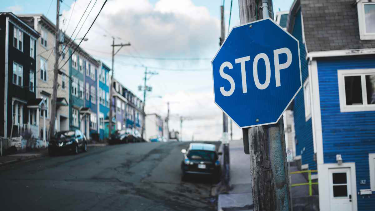 The unknown meaning of the blue STOP sign: what to do