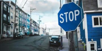 The unknown meaning of the blue STOP sign: what to do