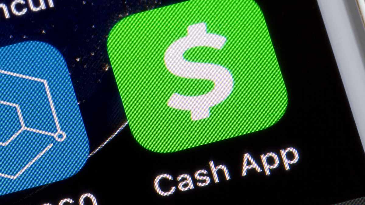 Cash App logo on phone screen highlighting 2025 settlement offering up to $2,500 for eligible users
