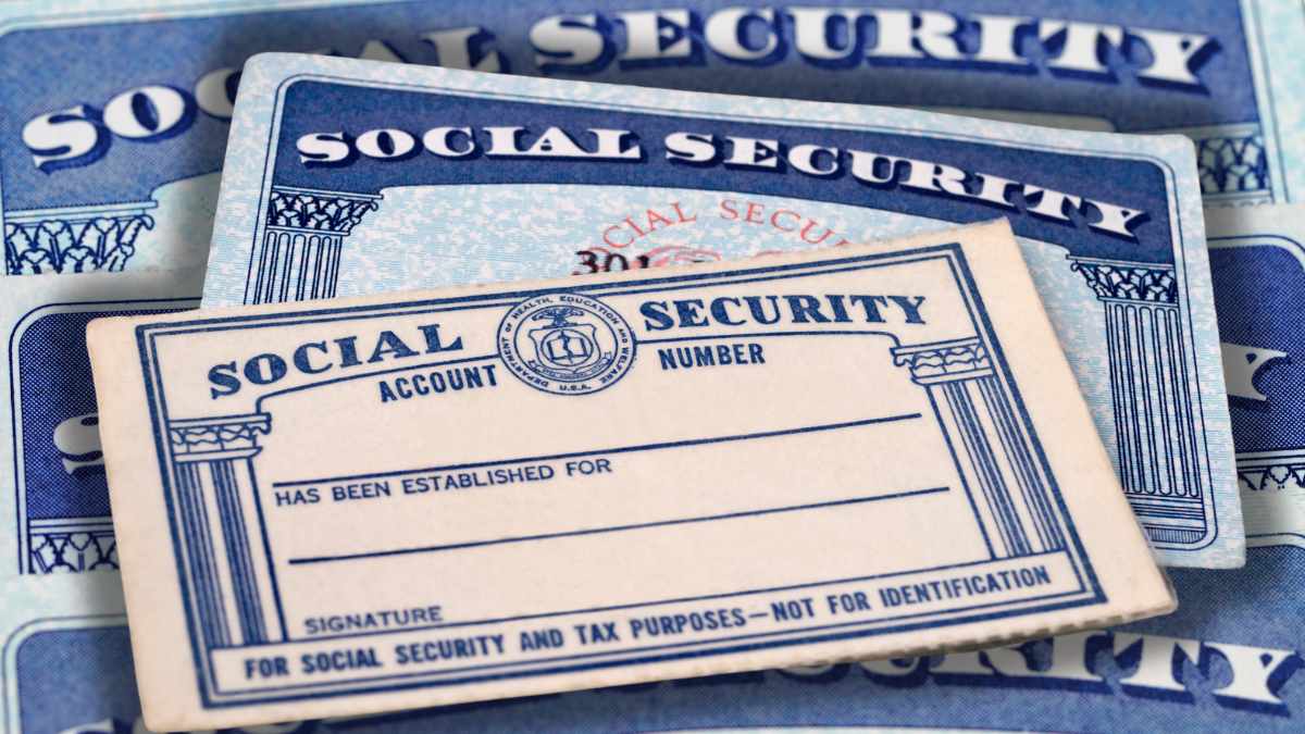 Stack of Social Security cards illustrating the May 2025 SSI extra check of up to $650 for eligible seniors and people with disabilities