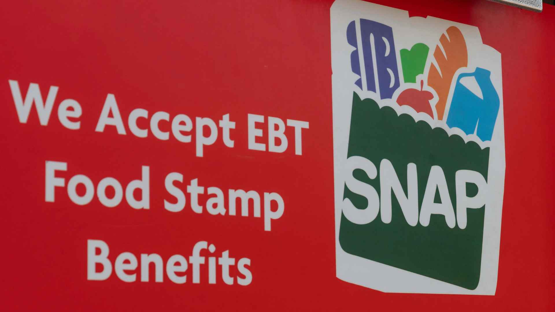 We Accept EBT Food Stamp Benefits sign with SNAP logo, illustrating new $750 stimulus boost now active in five states