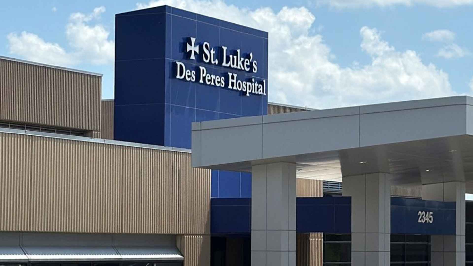 Front entrance of St. Luke’s Des Peres Hospital in St. Louis, set to close August 1, 2025