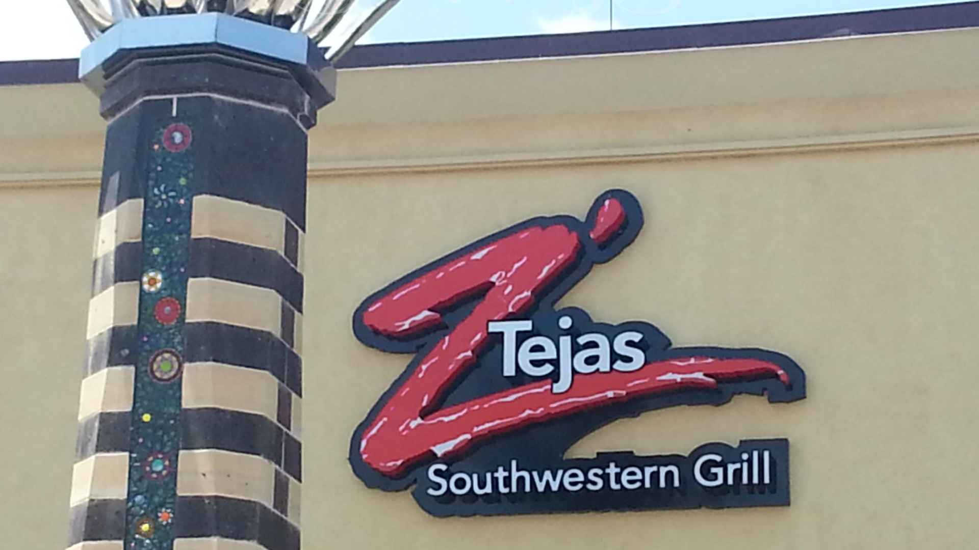 Z’Tejas Southwestern Grill sign on stucco facade before the Texas-born Tex-Mex chain closed all locations after 36 years.