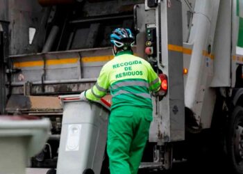 FCC Medio Ambiente lanza una oferta de empleo con 100 vacantes para trabajar en la limpieza viaria.