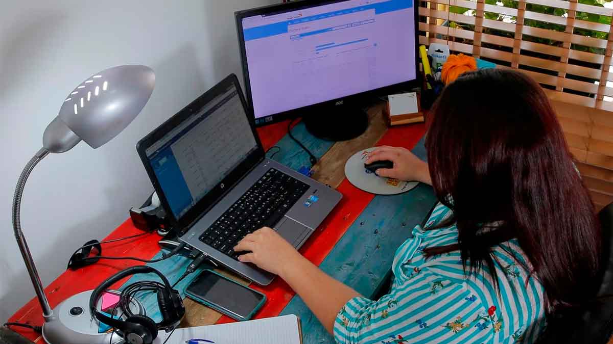 Buscan personas trabajando tardes desde casa teletrabajo