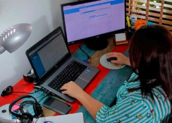 Buscan personas trabajando tardes desde casa teletrabajo