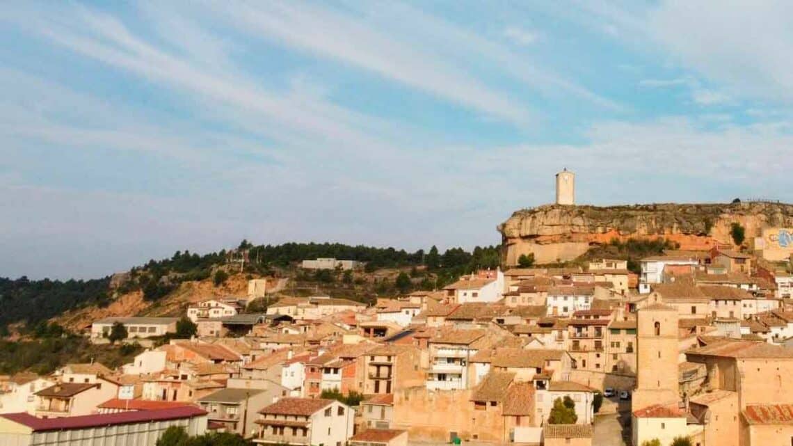 Oferta de empleo con alojamiento para trabajar en una finca en Monroyo, Teruel.