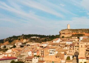 Oferta de empleo con alojamiento para trabajar en una finca en Monroyo, Teruel.