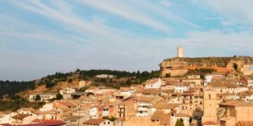 Oferta de empleo con alojamiento para trabajar en una finca en Monroyo, Teruel.