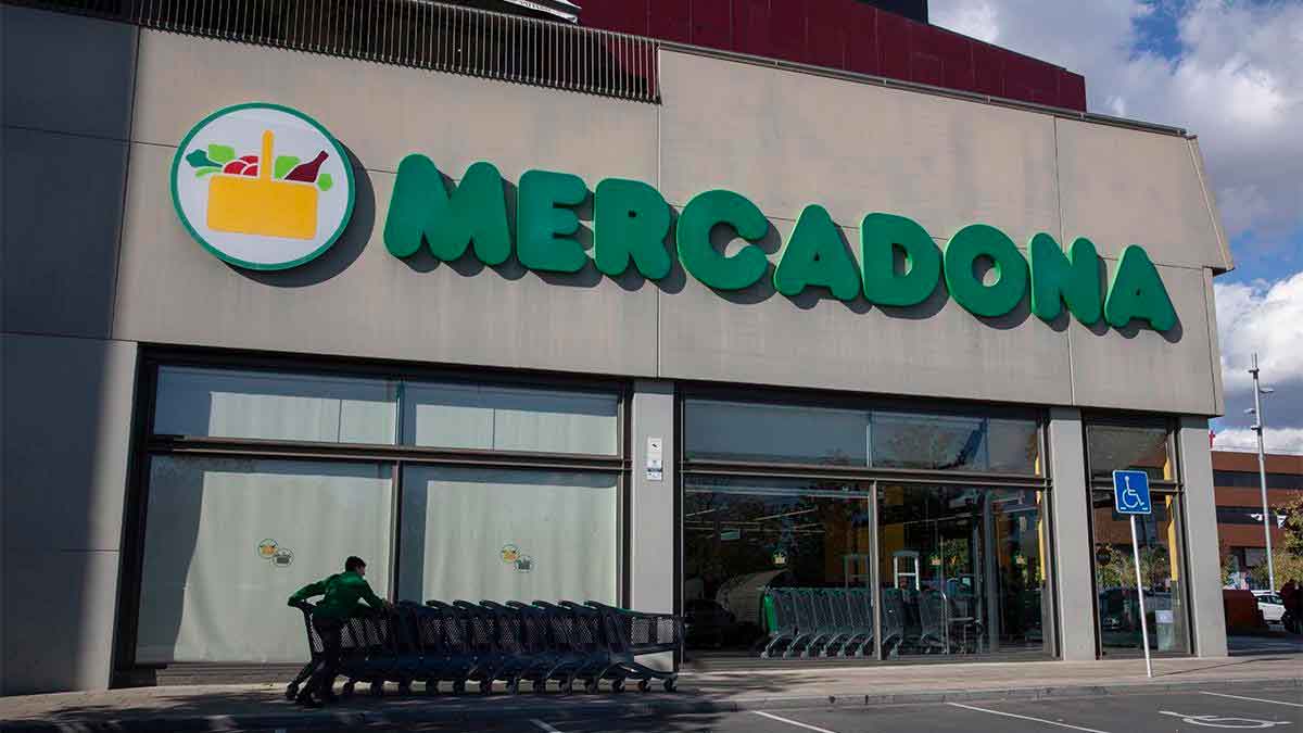 Una trabajadora que llevaba 17 años en Mercadona es despedida tras incorporarse de una baja