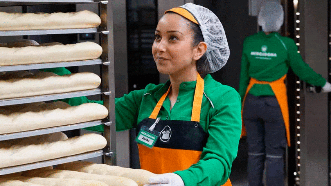 Mercadona lanza un aoferta de empleo con 10 vacantes para trabajar en su fábrica de pan.