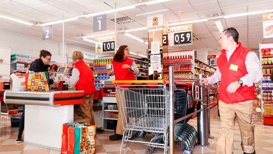 Grupo DIA anuncia 49 ofertas de empleo para trabajar en supermercados y tiendas.