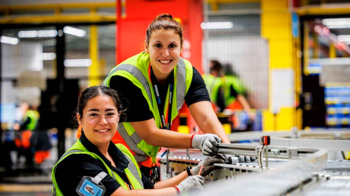 Amazon lanza 12 ofertas de empleo para trabajar en sus centros logísticos.