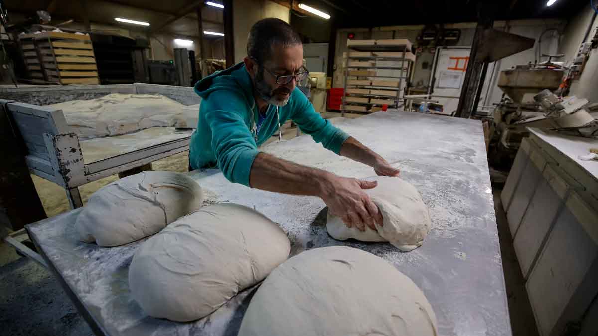 Jornada laboral 4 días 10 semanas vacaciones sueldo 2000 esta pequeña panadería vive futuro