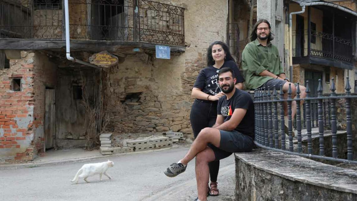 Pueblos España ofrecen empleo vivienda gratis familias decidan mudarse ellos