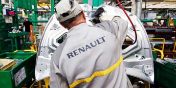 Renault lanza 44 ofertas de empleo con 107 vacantes para fábricas.