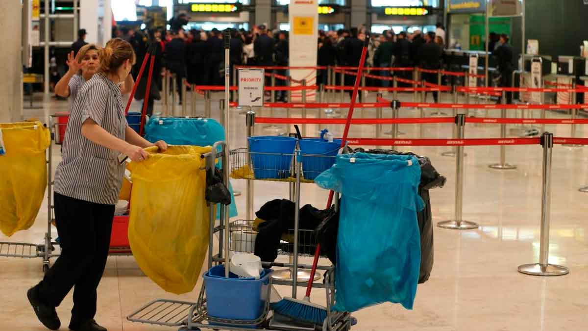 Oferta de empleo para trabajar en la limpieza del Aeropuerto de Madrid.