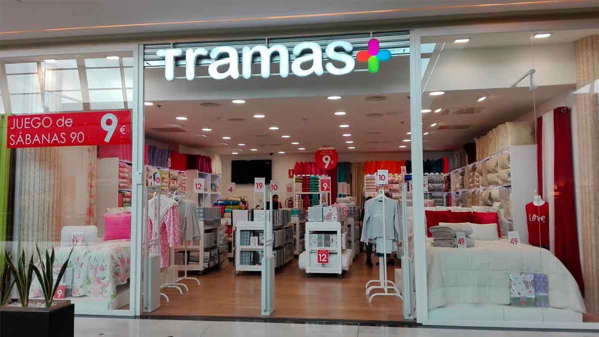 Cartel de empleo en una tienda de Tramas, anunciando vacantes en tiendas y almacenes en varias ciudades de España.