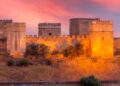 Muralla de Alcalá de Guadaíra al atardecer, cerca de Sevilla, destacando su patrimonio histórico y oferta laboral en Kik