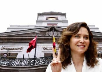 Isabel Díaz Ayuso frente a la Real Casa de Correos en Madrid, anuncio de ayudas de hasta 1.000 euros para familias jóvenes.