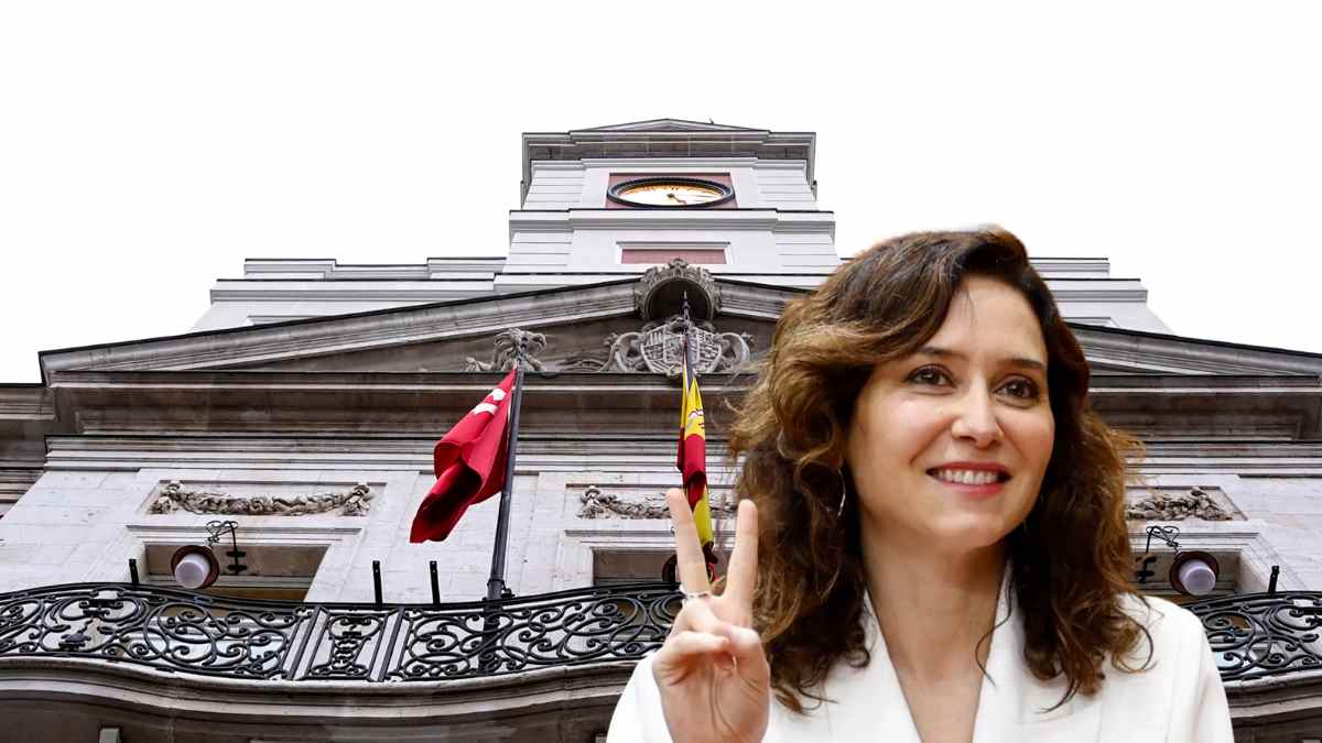 Isabel Díaz Ayuso frente a la Real Casa de Correos en Madrid, anuncio de ayudas de hasta 1.000 euros para familias jóvenes.