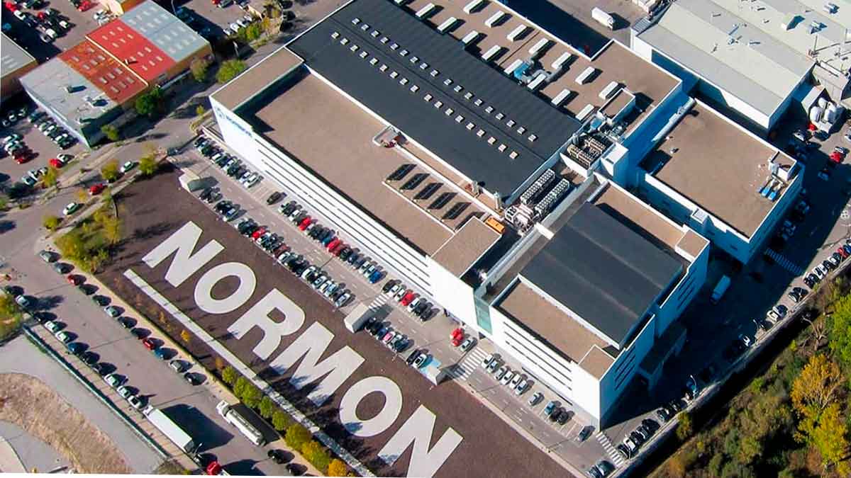 Normon lanza una oferta de empleo para trabajar en su fábrica de Tres Cantos.