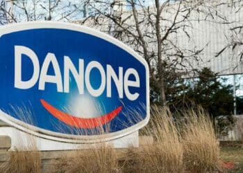 Letrero de Danone en su fábrica, donde se ofrecen contratos temporales de 6 meses y turnos rotativos.