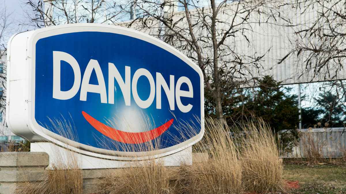 Letrero de Danone en su fábrica, donde se ofrecen contratos temporales de 6 meses y turnos rotativos.