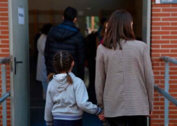 Madre llevando a su hija a la escuela en la mañana antes de ir a trabajar