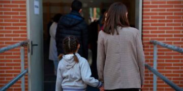 Madre llevando a su hija a la escuela en la mañana antes de ir a trabajar