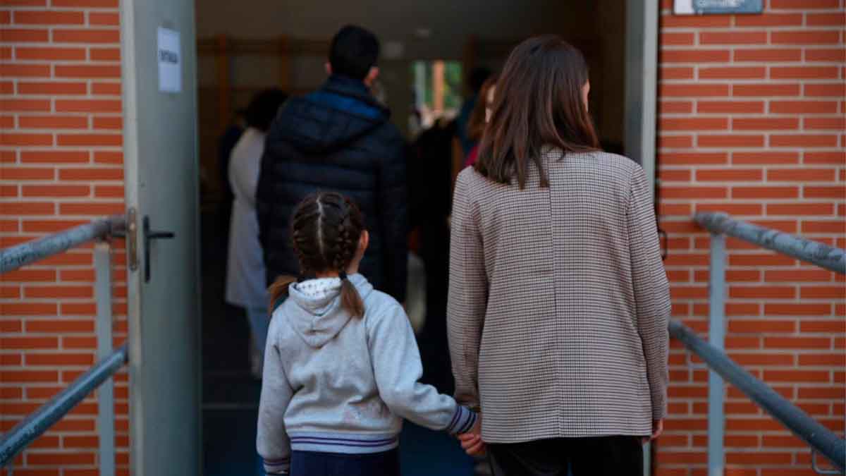 Madre llevando a su hija a la escuela en la mañana antes de ir a trabajar