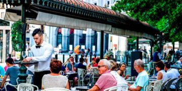 Camarero atendiendo en la terraza de un restaurante concurrido, ejemplo de empleo en bares y restaurantes en España