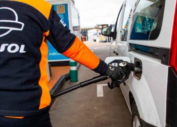 Empleado de Repsol llenando combustible en estación de servicio - Empleo en estaciones de servicio