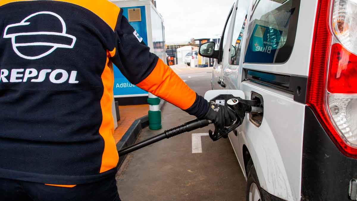 Empleado de Repsol llenando combustible en estación de servicio - Empleo en estaciones de servicio