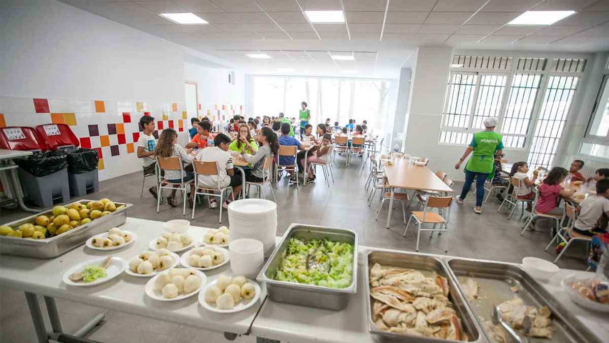 Interior de un comedor escolar vacío, vinculado a ofertas de empleo publicadas por el SEPE para acompañantes y monitores escolares.