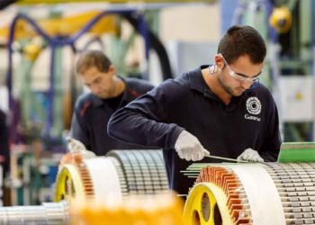 Trabajadores de Siemens en fábrica de energías renovables