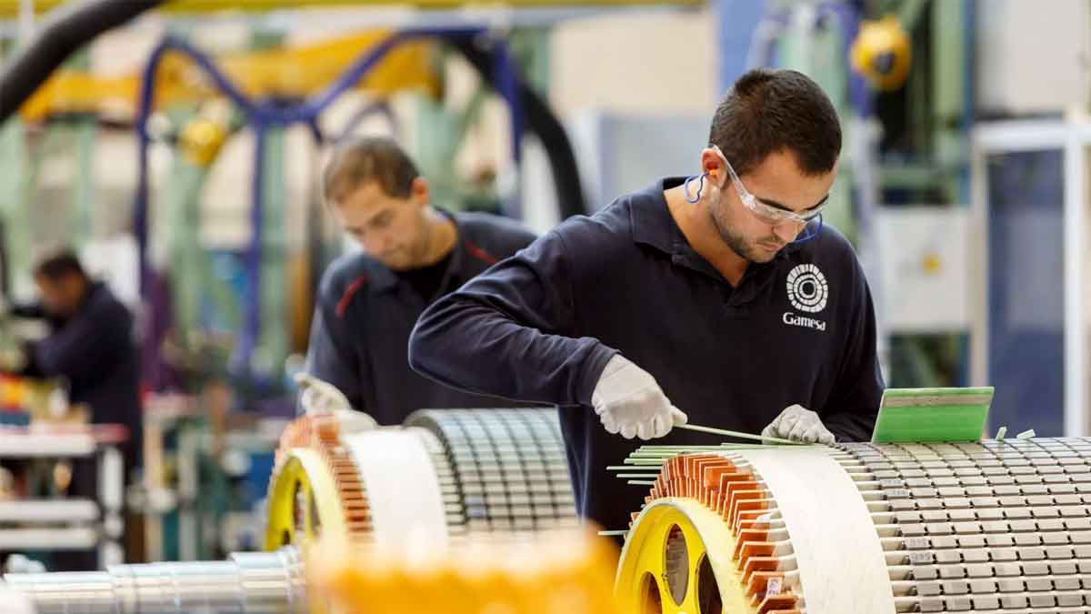 Trabajadores de Siemens Gamesa en fábrica de energías renovables