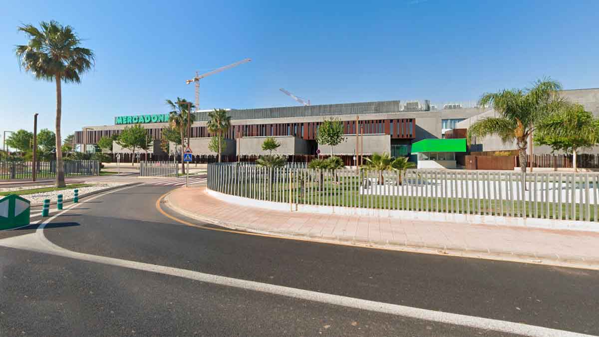 Vista exterior del centro tecnológico de Mercadona, rodeado de palmeras, con un letrero verde sobre la fachada que resalta su compromiso con la innovación tecnológica.