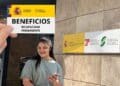 Tarjeta de incapacidad permanente de la Seguridad Social con beneficios para solicitantes frente a oficina del INSS en España.