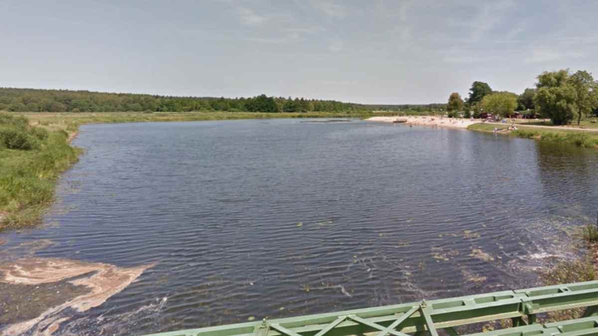 Río Supraśl en Polonia, donde un trabajador de museo descubrió una espada medieval vikinga sumergida en el agua.