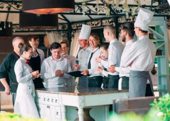 Urge contratar personal cocina sala limpieza para trabajar restaurante internacional La Moraleja Madrid