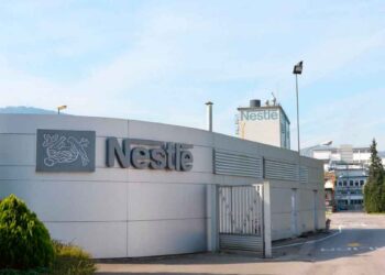 Nestlé anuncia 74 ofertas de empleo para trabajar en fábricas y oficinas.