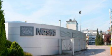 Nestlé anuncia 74 ofertas de empleo para trabajar en fábricas y oficinas.