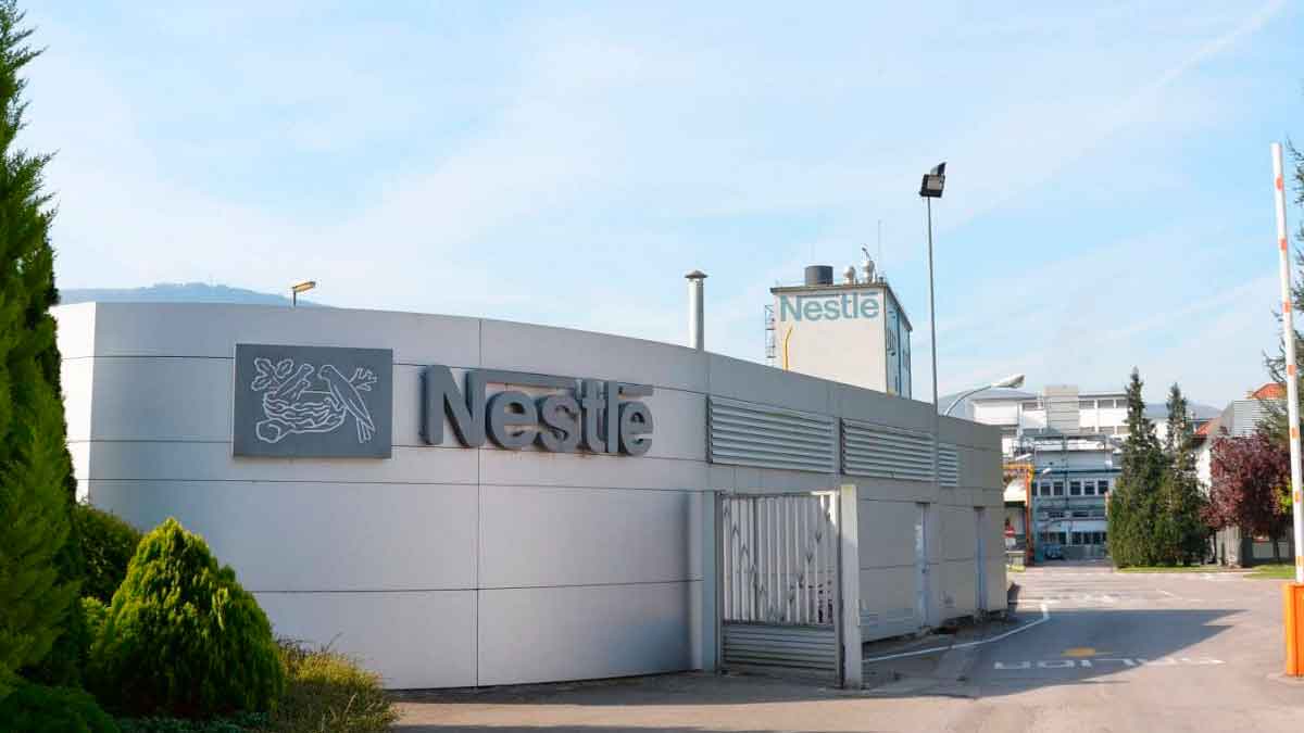 Nestlé anuncia 74 ofertas de empleo para trabajar en fábricas y oficinas.