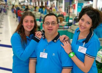 Carrefour anuncia 59 ofertas de empleo para trabajar en sus tiendas con sueldo de 1.299 €.