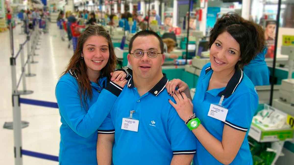 Carrefour anuncia 59 ofertas de empleo para trabajar en sus tiendas con sueldo de 1.299 €.