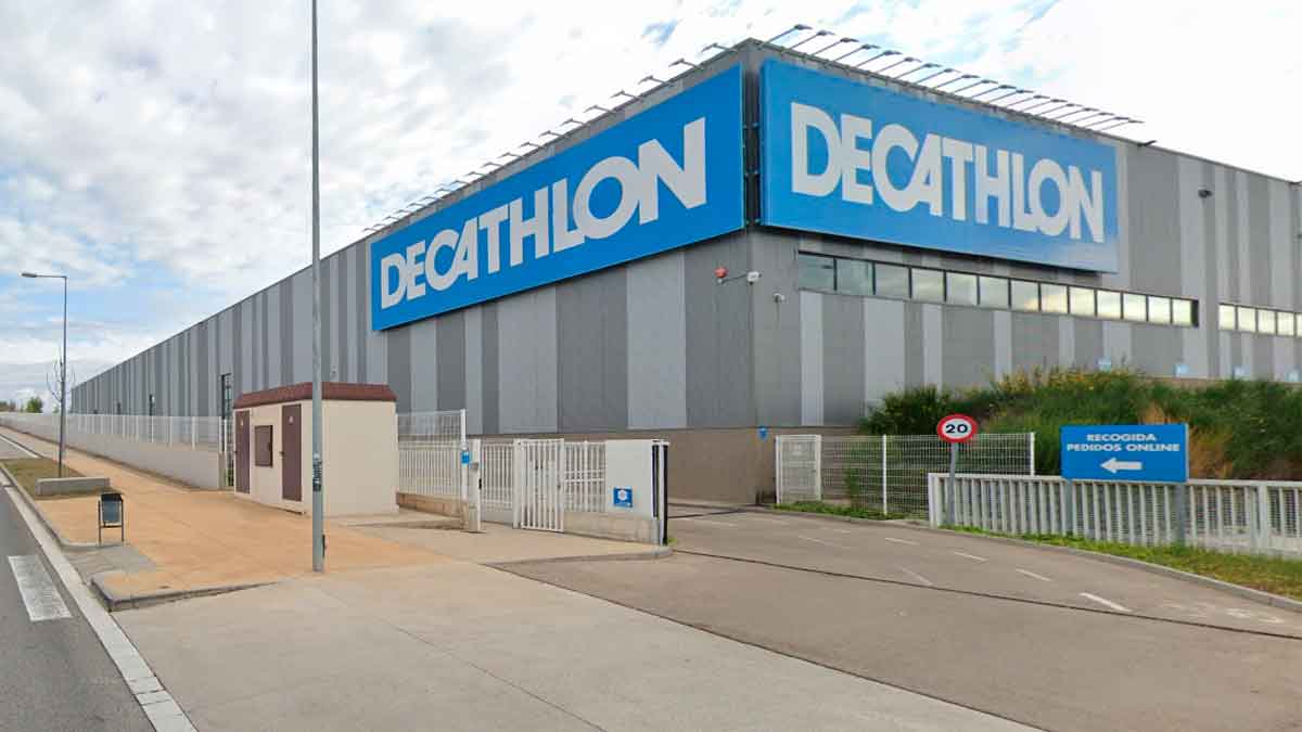 Decathlon lanza una oferta de empleo con 15 vacantes para su centro logístico de Barcelona.