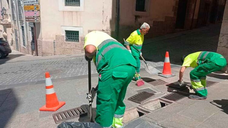 FCC lanza una oferta de empleo con 30 vacantes para trabajar en la limpieza viaria de Madrid.