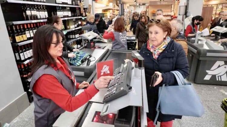 Sueldo de 1.666 euros: Alcampo necesita trabajadores para cubrir 245 puestos de trabajo.