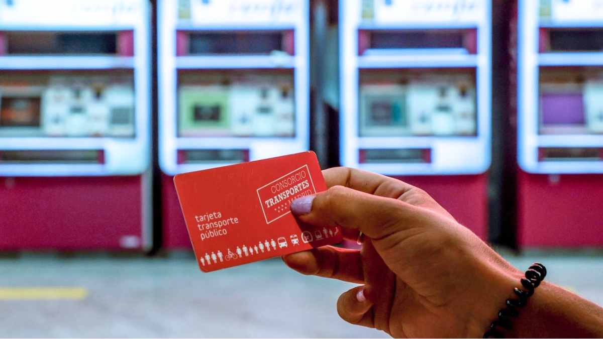 Mano sosteniendo la tarjeta de transporte público del Consorcio de Madrid para menores de hasta 14 años